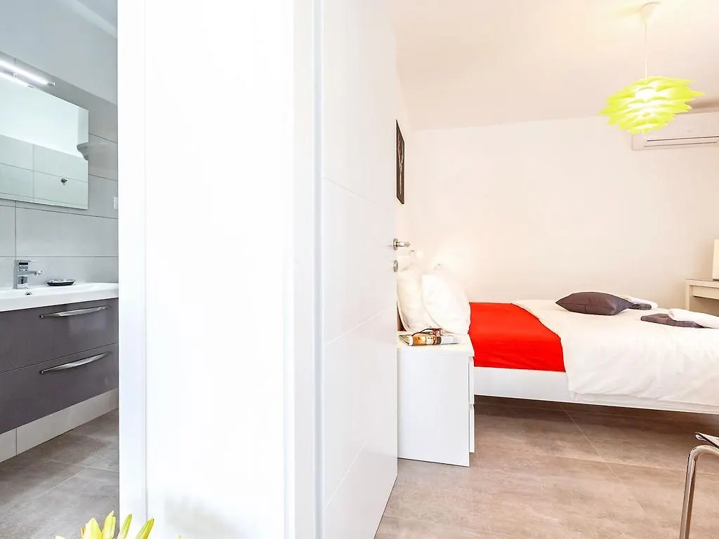 Elegant Villa With Swimming Pool In Pula Near Sea