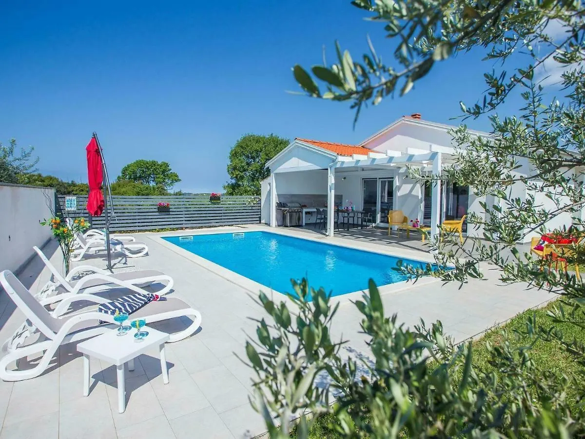 Elegant Villa With Swimming Pool In Pula Near Sea