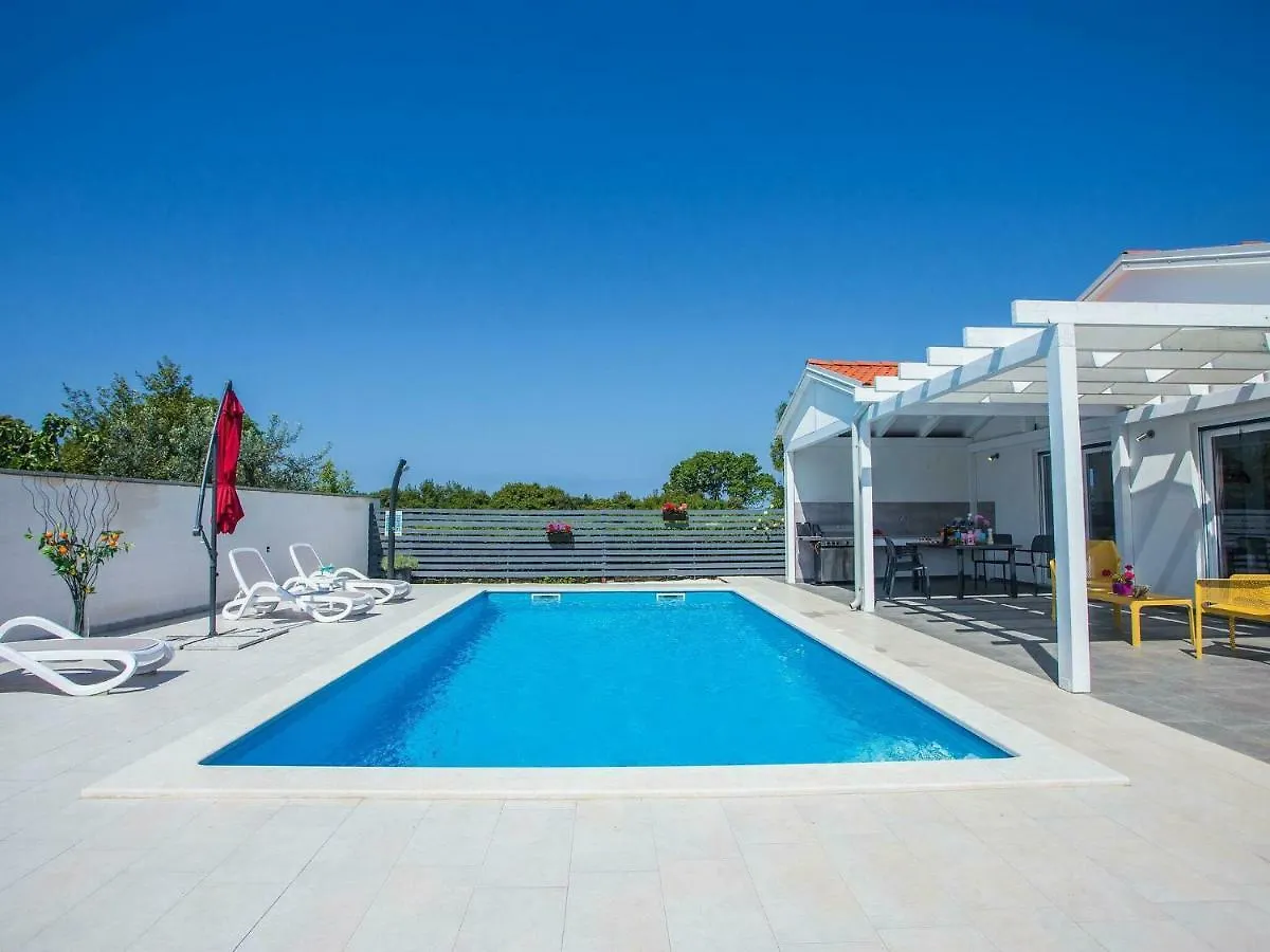Elegant Villa With Swimming Pool In Pula Near Sea