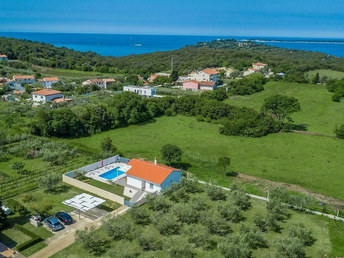 Elegant Villa With Swimming Pool In Pula Near Sea