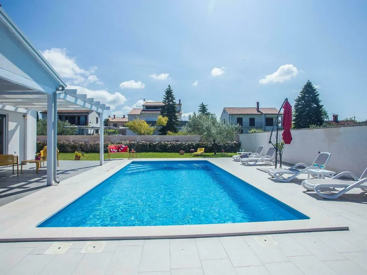 Elegant Villa With Swimming Pool In Pula Near Sea