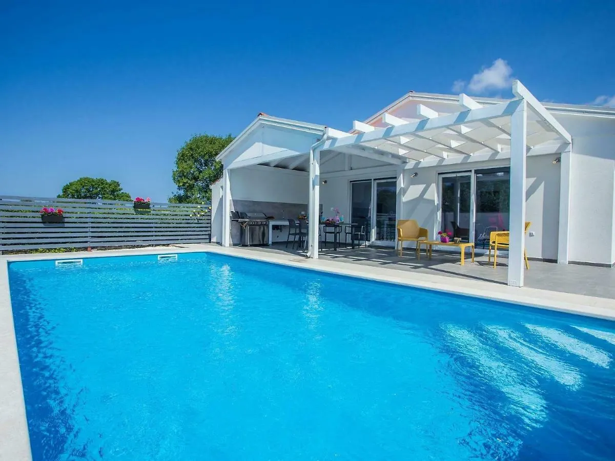 Elegant Villa With Swimming Pool In Pula Near Sea