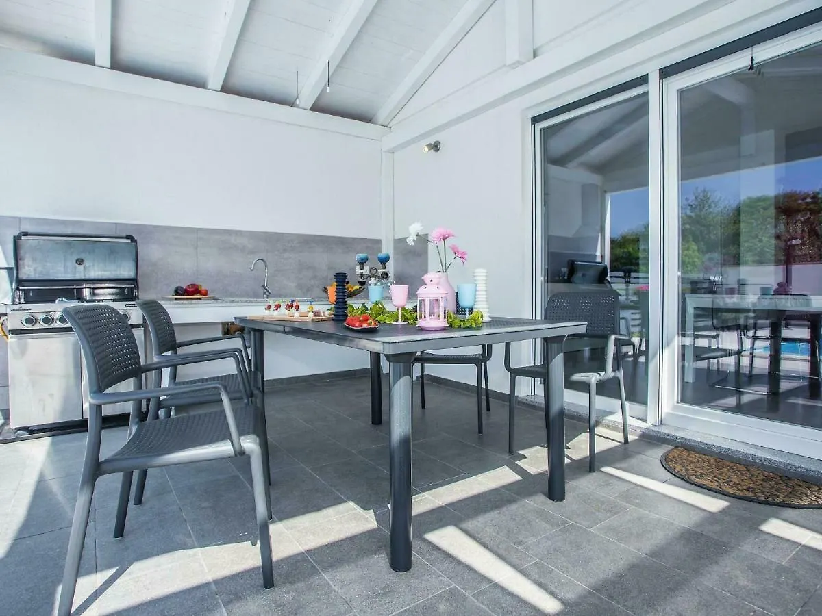 Elegant Villa With Swimming Pool In Pula Near Sea
