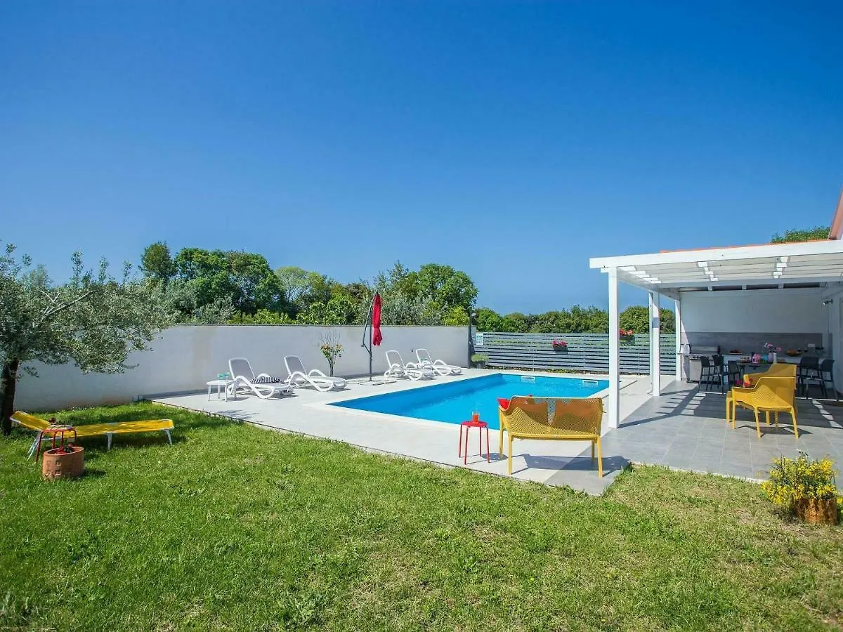 Elegant Villa With Swimming Pool In Pula Near Sea