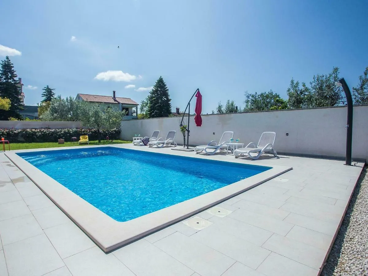 Elegant Villa With Swimming Pool In Pula Near Sea