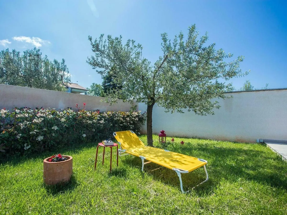 Elegant Villa With Swimming Pool In Pula Near Sea
