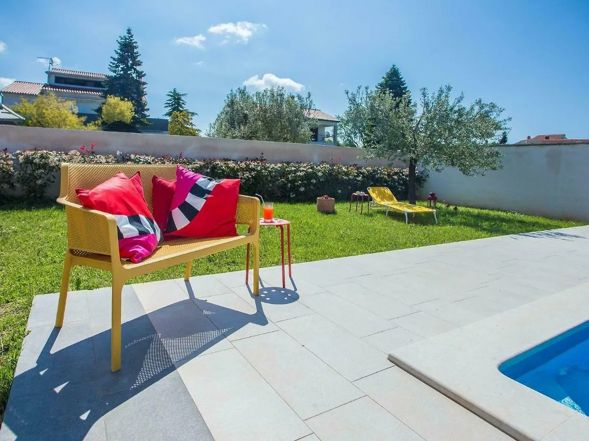 Elegant Villa With Swimming Pool In Pula Near Sea 0*,