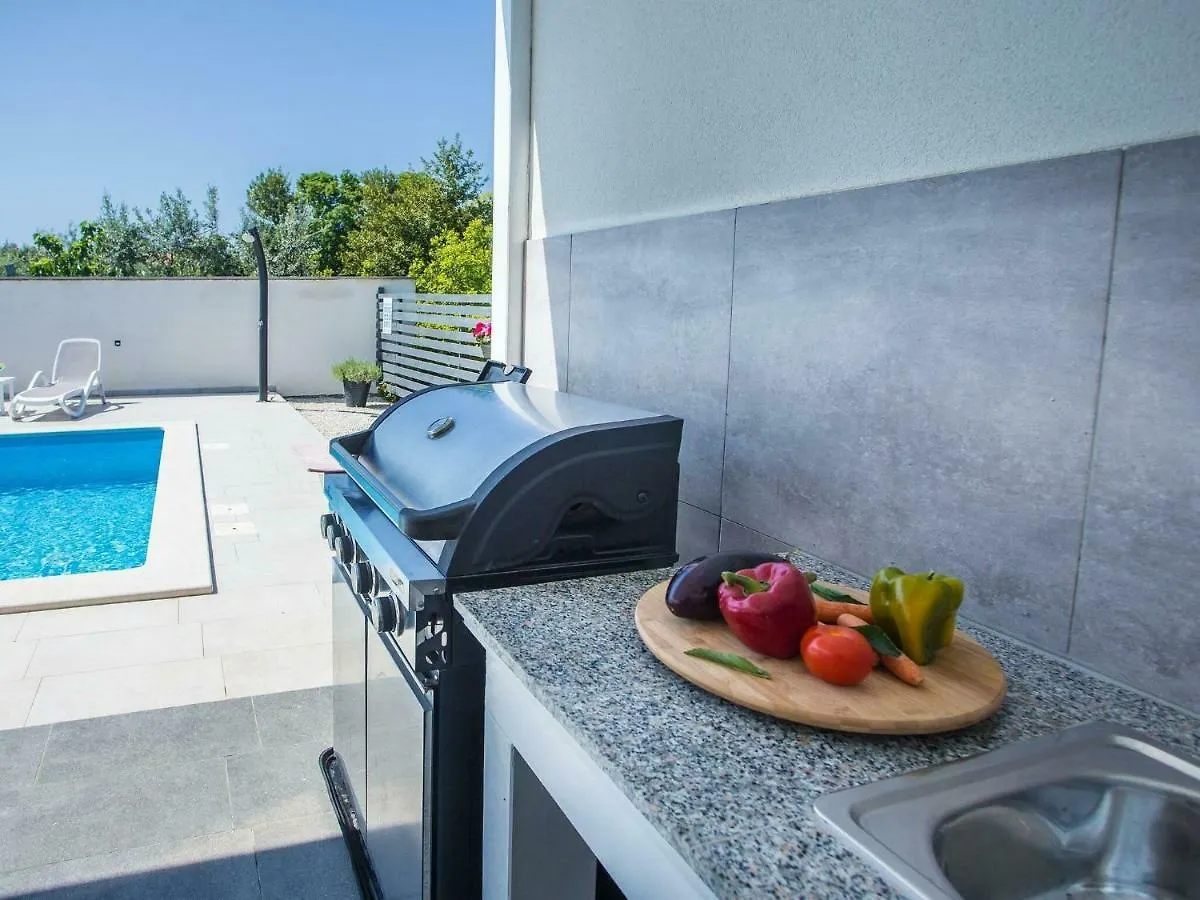 Elegant Villa With Swimming Pool In Pula Near Sea